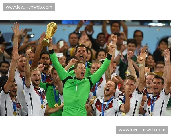 拜仁门将诺伊尔失误送礼瞬间,比赛转折点全景回顾 拜仁门将诺伊尔失误送礼瞬间,比赛转折点全景回顾